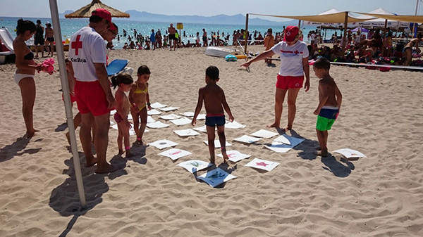 Hissada de banderes i simulacre de rescat a la Platja de Muro