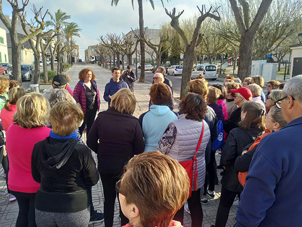 Més de 60 murers i mureres participen en la caminada inaugural de la ‘Ruta Saludable’