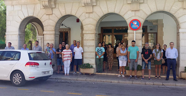 Sentit minut de silenci davant l'Ajuntament en record de les víctimes de l'atac terrorista perpetrat ahir a Barcelona i Cambrils.