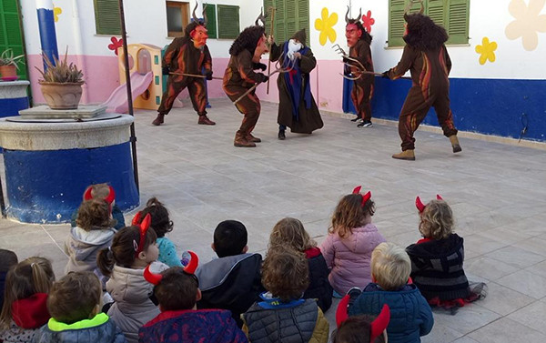 Els dimonis i Sant Antoni visiten llocs emblemàtics del poble per fer els primers balls; l'escola, el forn, la botiga, la residència de la tercera edat...