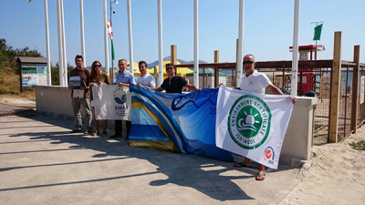 Hissada de banderes i simulacre de rescat a la Platja de Muro