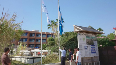 Hissada de banderes i simulacre de rescat a la Platja de Muro