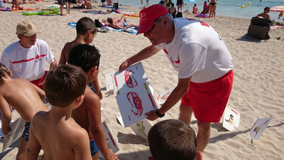 Hissada de banderes i simulacre de rescat a la Platja de Muro