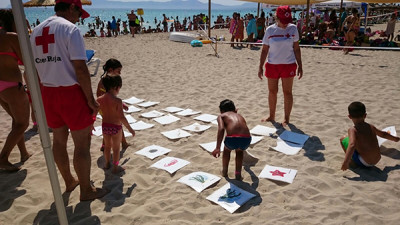 Hissada de banderes i simulacre de rescat a la Platja de Muro