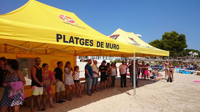 Hissada de banderes i simulacre de rescat a la Platja de Muro