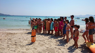 Hissada de banderes i simulacre de rescat a la Platja de Muro