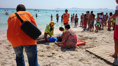Hissada de banderes i simulacre de rescat a la Platja de Muro