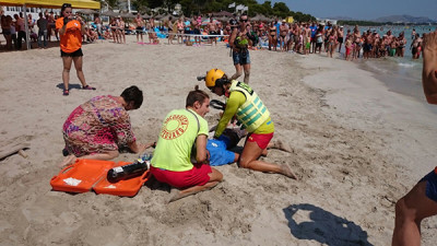 Hissada de banderes i simulacre de rescat a la Platja de Muro