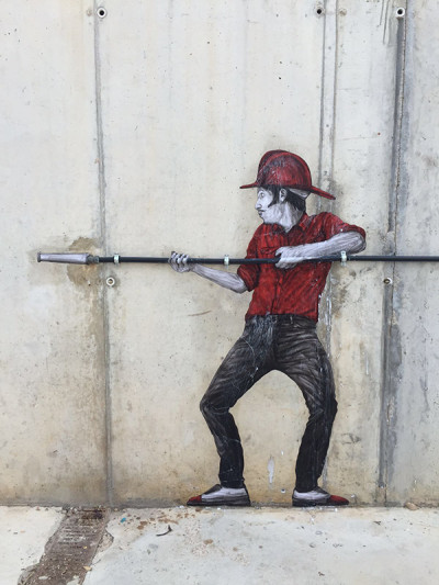 Imatges del 'work in progress' a Muro de l'artista francès Levalet, especialitzat en art urbà