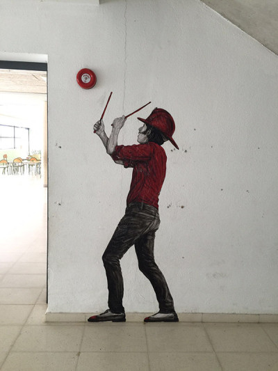 Imatges del 'work in progress' a Muro de l'artista francès Levalet, especialitzat en art urbà
