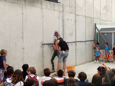 Imatges del 'work in progress' a Muro de l'artista francès Levalet, especialitzat en art urbà