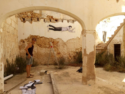 Imatges del 'work in progress' a Muro de l'artista francès Levalet, especialitzat en art urbà