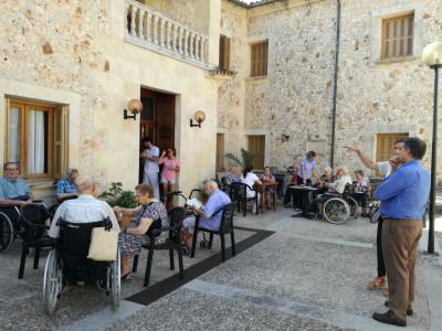 Fructífera visita de la consellera de Serveis Socials i el Director General de Dependència a la Residència de Muro