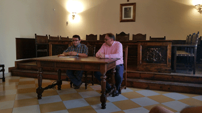 Trobada que va tenir lloc al Consistori de Muro entre els regidors Sergi Silvestre i Carmina Prats, de la localitat de Muro d'Alcoi, i representants de l'equip de govern municipal de Muro