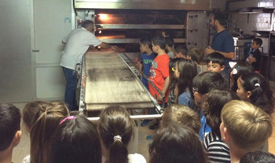 Els alumnes del Col·legi Sant Francesc d’Assís visiten els comerços de Muro