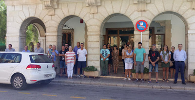 Sentit minut de silenci davant l'Ajuntament en record de les víctimes de l'atac terrorista perpetrat ahir a Barcelona i Cambrils.
