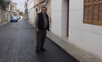 L’Ajuntament realitza obres de millora del paviment als carrers de la zona escolar