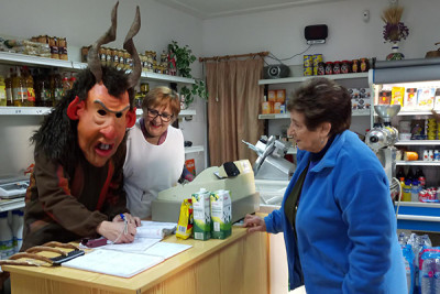 Els dimonis i Sant Antoni visiten llocs emblemàtics del poble per fer els primers balls; l'escola, el forn, la botiga, la residència de la tercera edat...