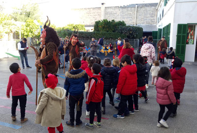 Els dimonis i Sant Antoni visiten llocs emblemàtics del poble per fer els primers balls; l'escola, el forn, la botiga, la residència de la tercera edat...