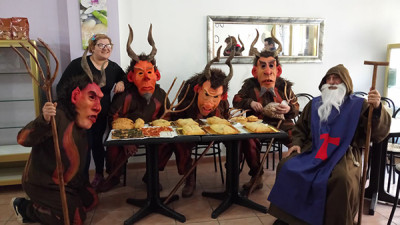Els dimonis i Sant Antoni visiten llocs emblemàtics del poble per fer els primers balls; l'escola, el forn, la botiga, la residència de la tercera edat...