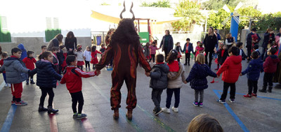 Els dimonis i Sant Antoni visiten llocs emblemàtics del poble per fer els primers balls; l'escola, el forn, la botiga, la residència de la tercera edat...