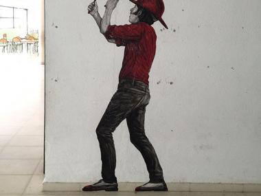 Imatges del 'work in progress' a Muro de l'artista francès Levalet, especialitzat en art urbà