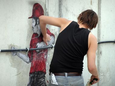 Imatges del 'work in progress' a Muro de l'artista francès Levalet, especialitzat en art urbà