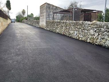L’Ajuntament realitza obres de millora del paviment als carrers de la zona escolar