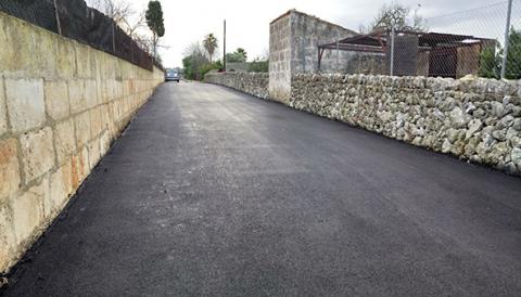 L’Ajuntament realitza obres de millora del paviment als carrers de la zona escolar